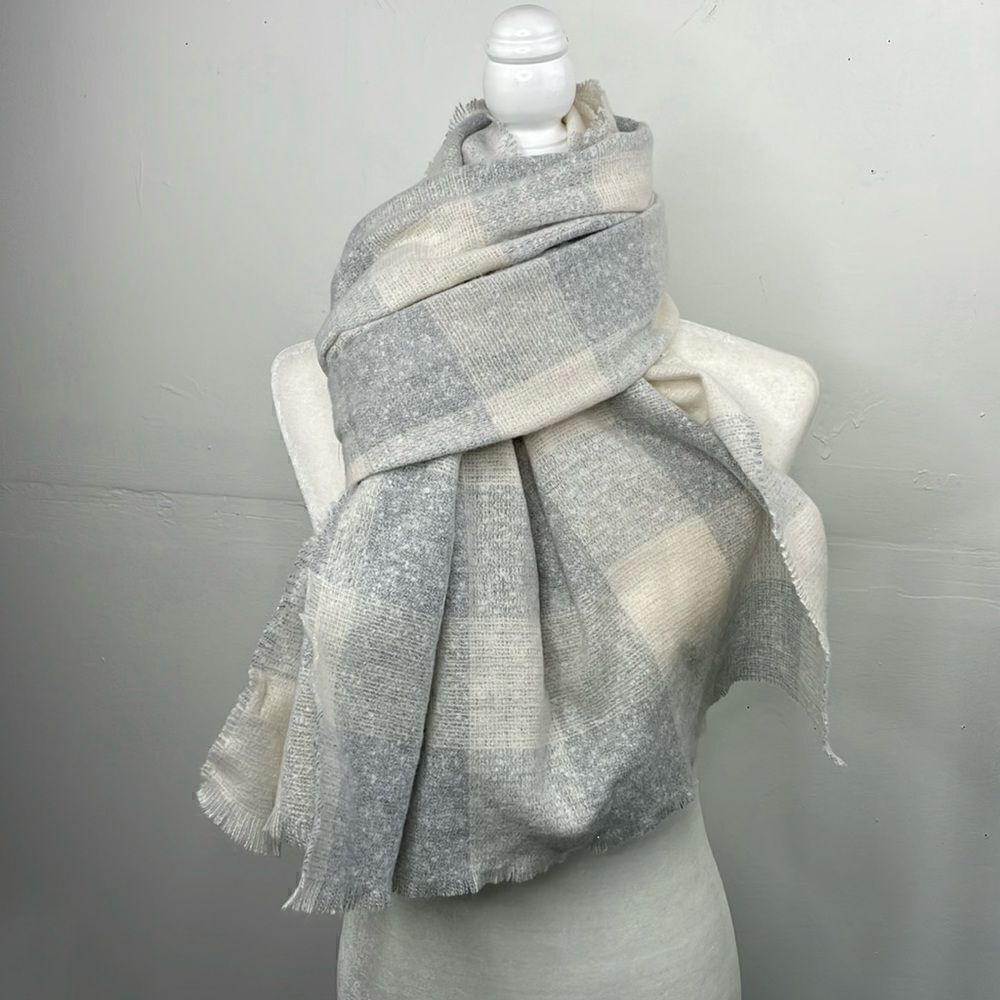 Old Navy Buffalo Plaid Blanket Scarf Light Gray super soft